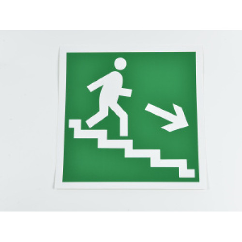 Знак E13 Направление к эвакуационному выходу по лестнице вниз (направо)на самоклеящейся фотолюминесцентной плёнке, 200х200 мм